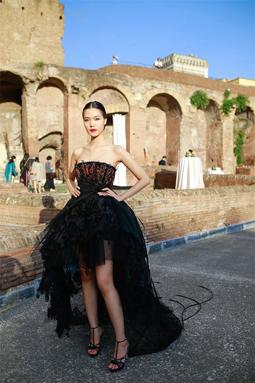 Hoa hậu thùy dung mặc áo dài cúp ngực ở rome - 4