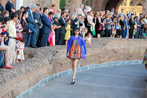 Hoa hậu thùy dung mặc áo dài cúp ngực ở rome - 7