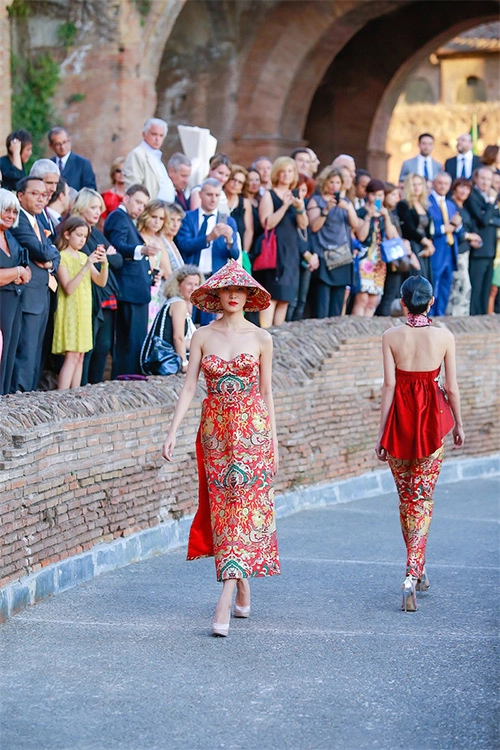 Hoa hậu thùy dung mặc áo dài cúp ngực ở rome - 15