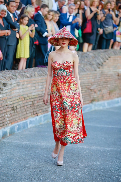 Hoa hậu thùy dung mặc áo dài cúp ngực ở rome - 16