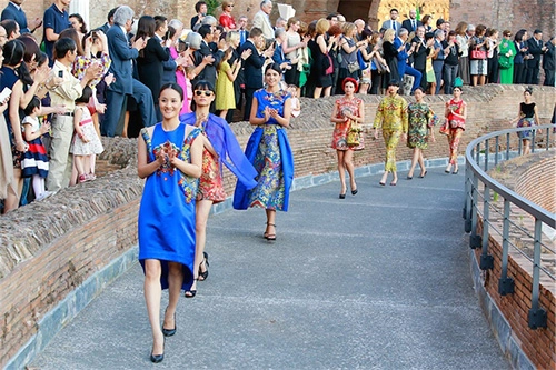 Hoa hậu thùy dung mặc áo dài cúp ngực ở rome - 19