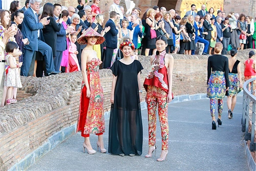 Hoa hậu thùy dung mặc áo dài cúp ngực ở rome - 20