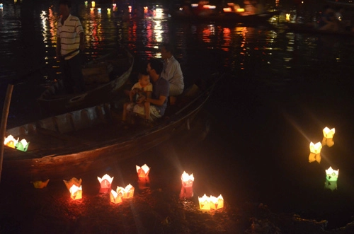 Hội an rực sáng hoa đăng sông hoài mừng lễ vu lan - 7