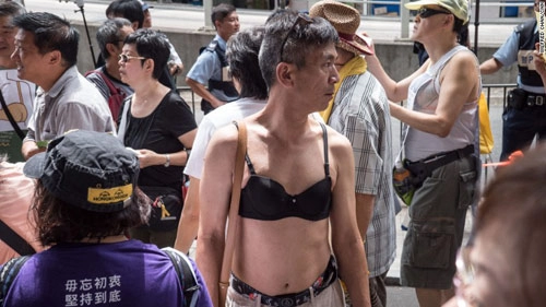 Hồng kông đàn ông mặc áo ngực phản đối cảnh sát - 6