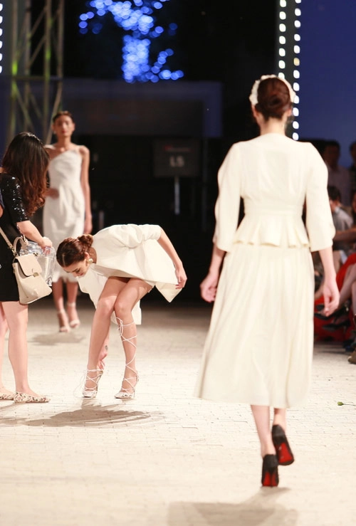 Hồng quế ngã sõng soài trên sàn diễn đẹp fashion runway - 6