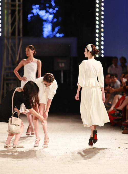 Hồng quế ngã sõng soài trên sàn diễn đẹp fashion runway - 7