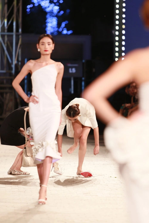 Hồng quế ngã sõng soài trên sàn diễn đẹp fashion runway - 8