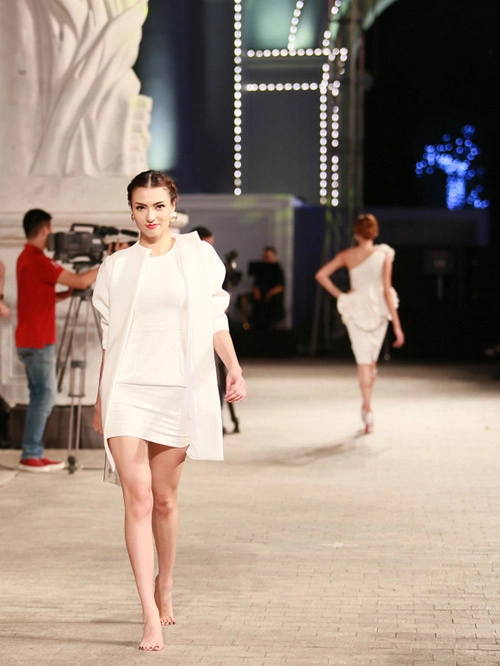 Hồng quế ngã sõng soài trên sàn diễn đẹp fashion runway - 11