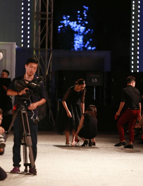 Hồng quế ngã sõng soài trên sàn diễn đẹp fashion runway - 12