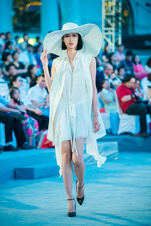 Jennifer phạm tự tin sải bước catwalk trong đẹp show - 9