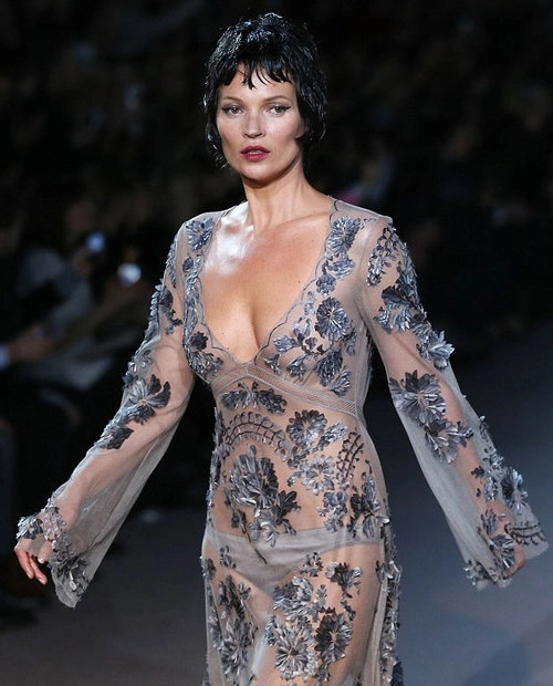 Kate moss khác lạ với tóc giả trên sàn diễn - 1