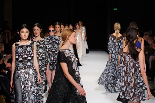 Kha mỹ vân lại lập chiến tích mới ở paris fashion week - 5