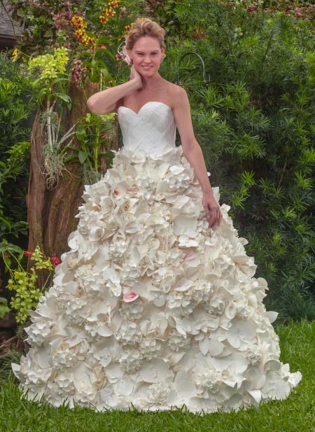 Khó tin áo cưới lộng lẫy từ giấy vệ sinh - 1