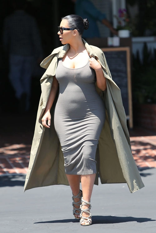 Kim siêu vòng 3 bị chỉ trích vì mặc váy quá bó khi có bầu - 8