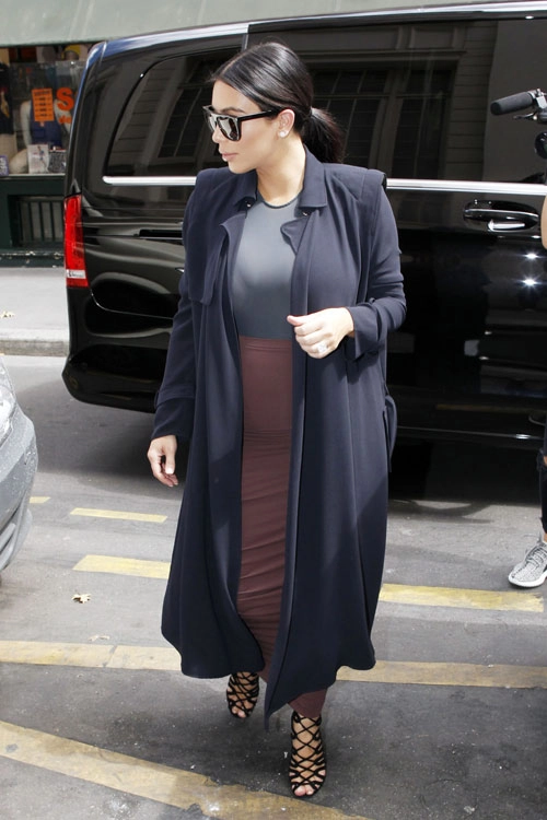 Kim siêu vòng 3 bị chỉ trích vì mặc váy quá bó khi có bầu - 1