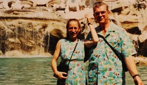 Lạ lùng cặp vợ chồng mặc đồ đôi suốt 37 năm - 1