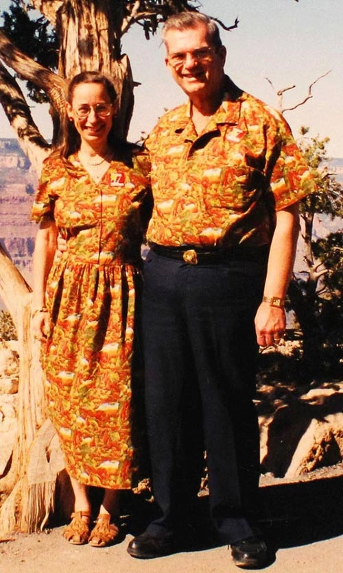 Lạ lùng cặp vợ chồng mặc đồ đôi suốt 37 năm - 11