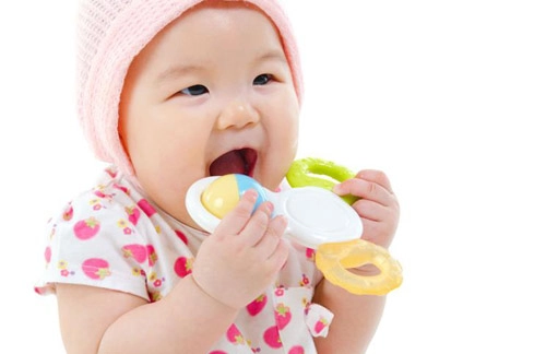 Lợi - hại khi dùng miếng cắn răng cho bé - 1