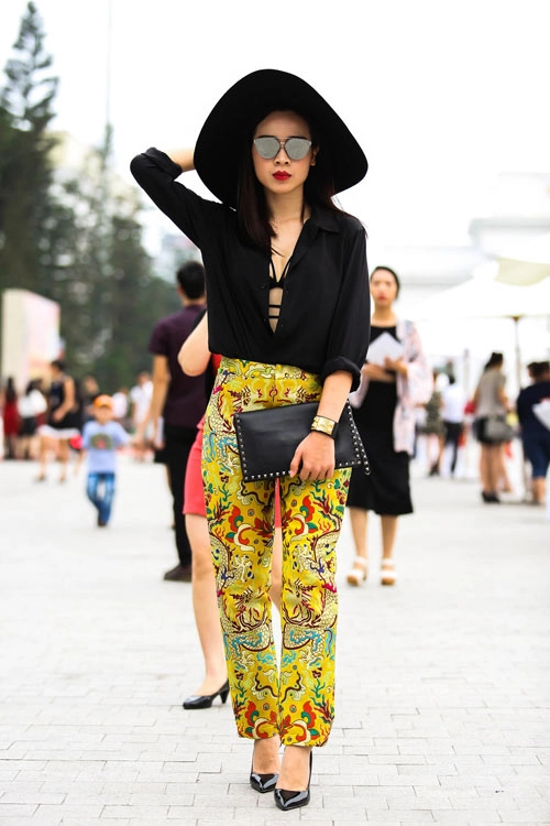 Lưu hương giang gây chú ý với sơ mi buông cúc lộ nội y - 3