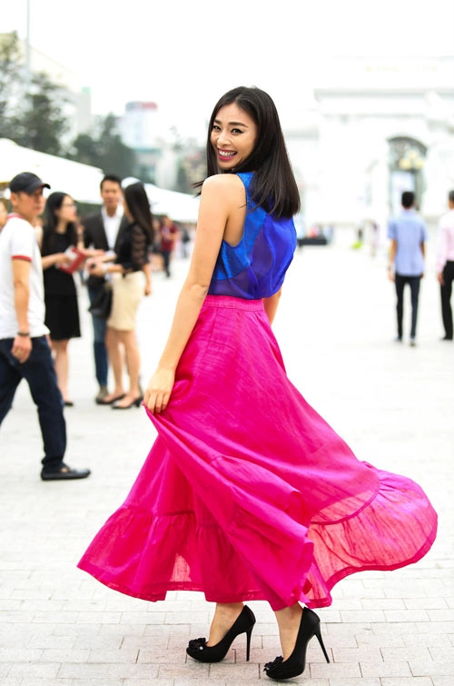 Lưu hương giang gây chú ý với sơ mi buông cúc lộ nội y - 9