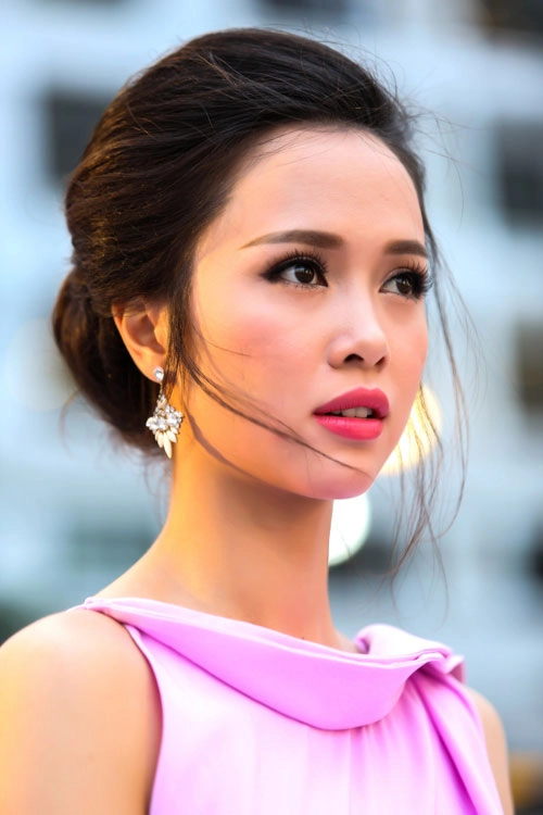 Lưu hương giang gây chú ý với sơ mi buông cúc lộ nội y - 15