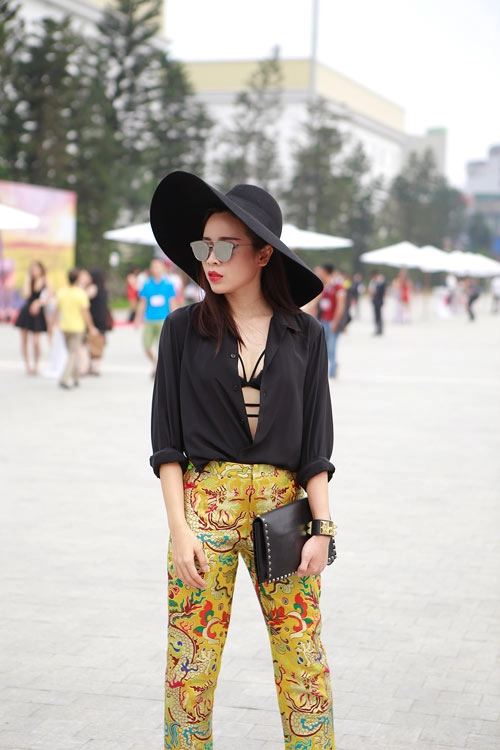 Lưu hương giang gây chú ý với sơ mi buông cúc lộ nội y - 1