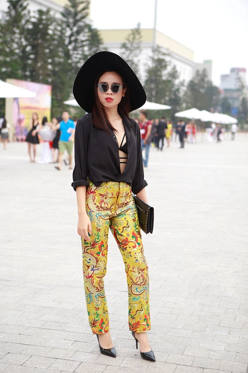 Lưu hương giang gây chú ý với sơ mi buông cúc lộ nội y - 2