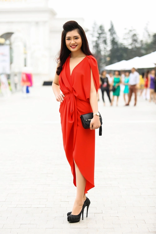 Lưu hương giang gây chú ý với sơ mi buông cúc lộ nội y - 18