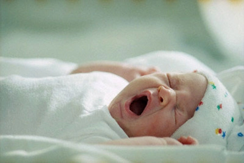 Lý do ngã ngửa khiến trẻ sơ sinh chậm tăng cân - 1