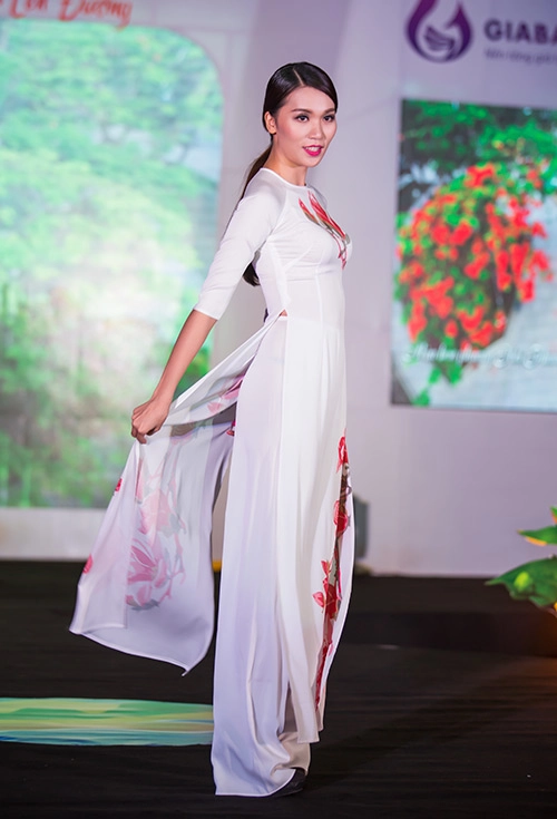 Mẫu lai viêt- đưc 13 tuổi dịu dàng trong ta ao dai - 10