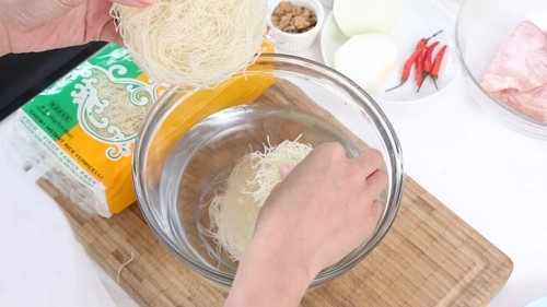 Mì xào thịt heo cho bữa sáng đơn giản - 3