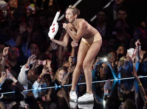Miley cyrus lộ quái chiêu gợi cảm mới - 2
