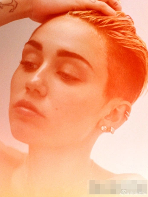 Miley cyrus lộ quái chiêu gợi cảm mới - 13