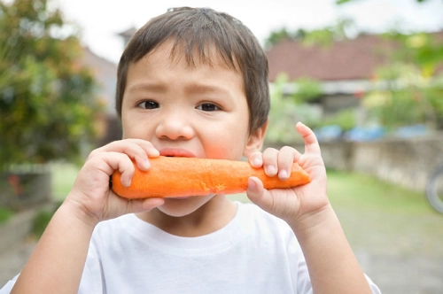 Muốn con ăn rau quả hãy để bé chơi trước bữa ăn - 1