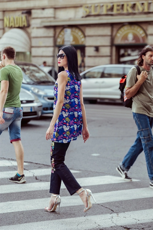 Người đẹp việt mặc gấm thả dáng trên đường phố rome - 11