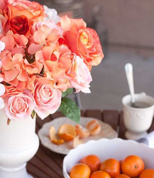 Nhà đẹp rạng rỡ với bình hoa màu cam - 1