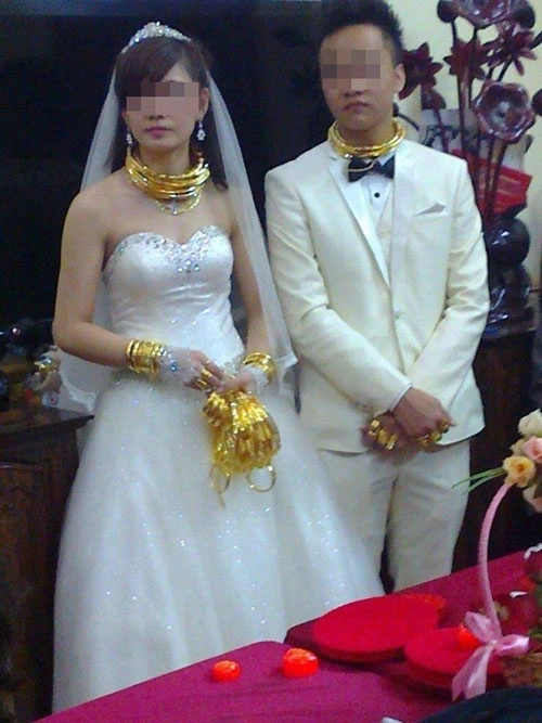 Những cô dâu suýt gẫy cổ vì vàng trong ngày cưới - 4