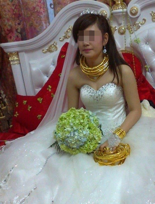 Những cô dâu suýt gẫy cổ vì vàng trong ngày cưới - 5