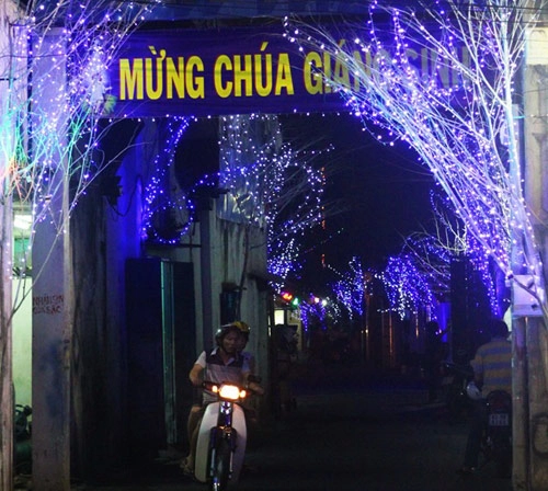 Những con hẻm ở sài gòn rực rỡ mùa noel - 1