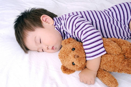 Những thói quen ngủ của trẻ mẹ nên biết - 1