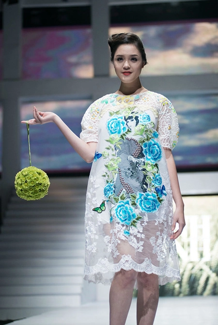 Những trang phục ứng dụng đẹp nhất vietnam fashion week - 1