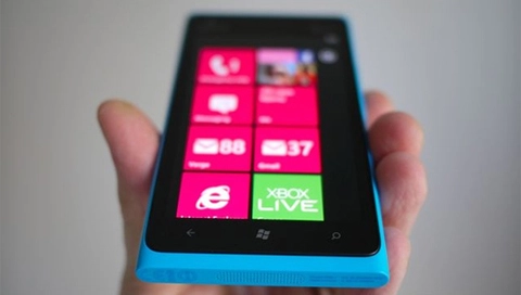 Nokia lumia 900 bị lỗi màn hình tím - 1