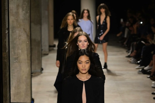 Ntk gốc việt tối giản ấn tượng tại paris fashion week - 11