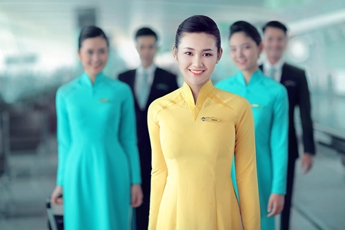 Nữ tiếp viên hàng không xinh như hoa với đồng phục mới - 1