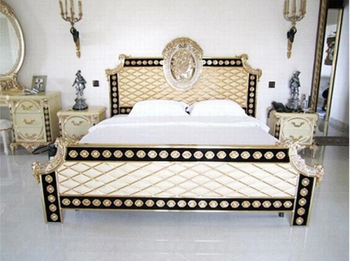 Phòng ngủ hoàng gia cổ điển đắt giá của sao nữ - 1