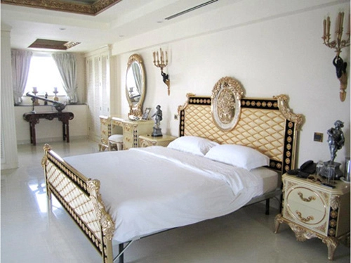 Phòng ngủ hoàng gia cổ điển đắt giá của sao nữ - 2