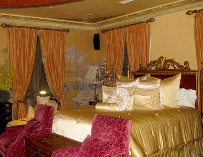 Phòng ngủ hoàng gia cổ điển đắt giá của sao nữ - 10