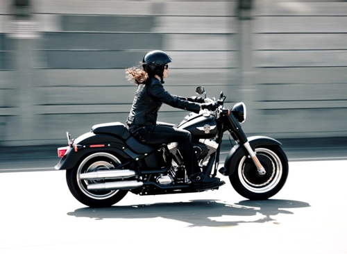 Phụ nữ hạnh phúc hơn khi chạy xe máy - 1