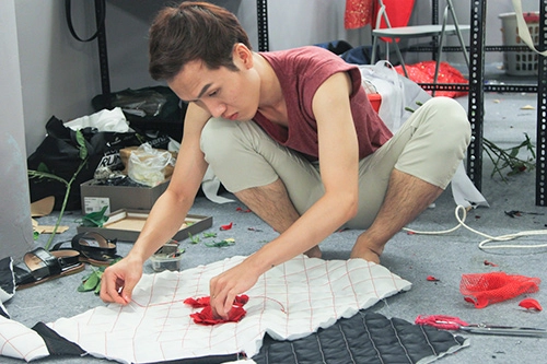 Project runway tập 1 thí sinh tranh nhau khăn trải bàn để may áo - 9