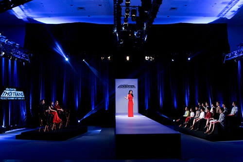 Project runway tập 1 thí sinh tranh nhau khăn trải bàn để may áo - 12